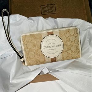 Coach hand wallet